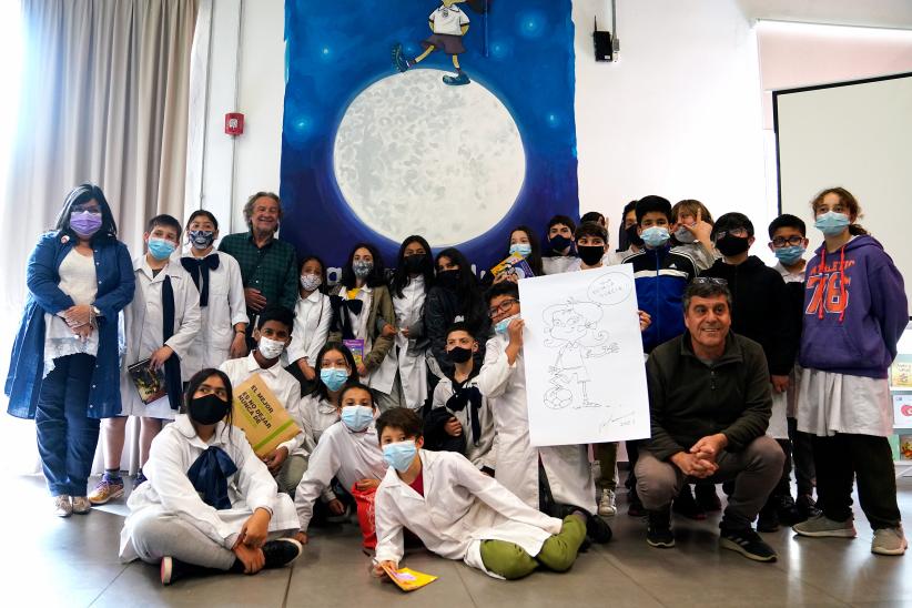 Actividad en la biblioteca María Stagnero de Munar en el marco de los 30 años del libro "Pateando Lunas"