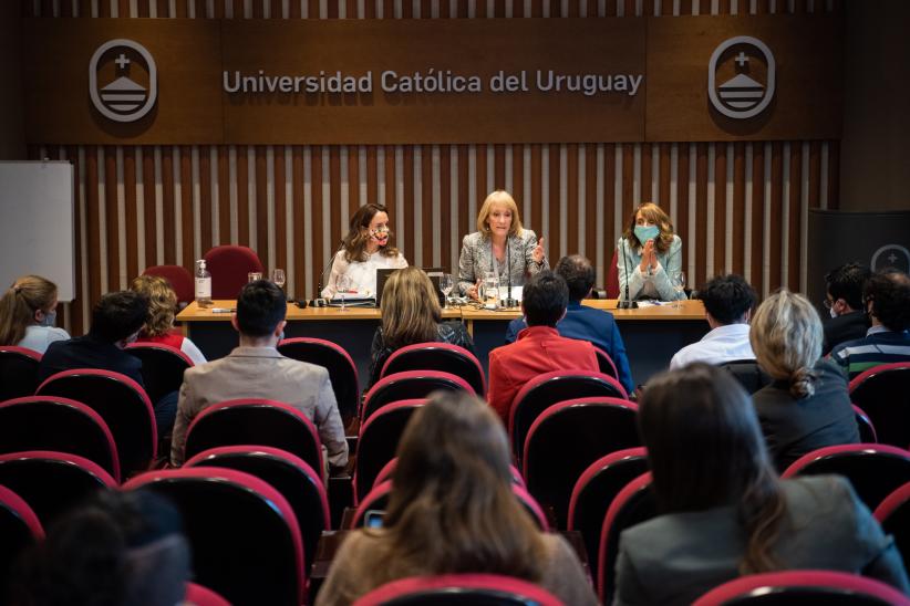 Intendenta de Montevideo participa de panel "Desperdicios de alimentos en Uruguay" en la Universidad Católica del Uruguay