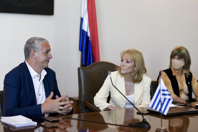 Reunión de la Intendenta Carolina Cosse con el Secretario de Derechos Humanos del Ministerio de Justicia y Derechos Humanos Horacio César Pietragalla Corti