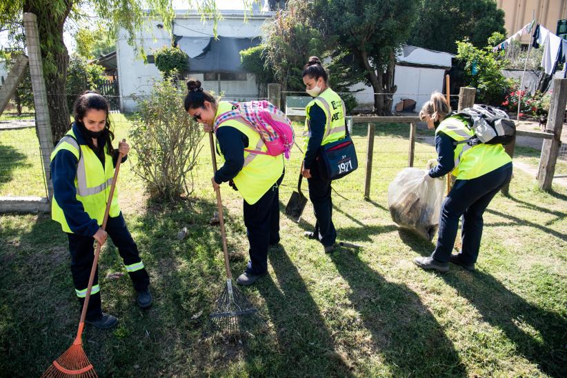 Tareas de limpieza en Camino General Servando Gómez con el apoyo de participantes del Plan Laboral ABC 