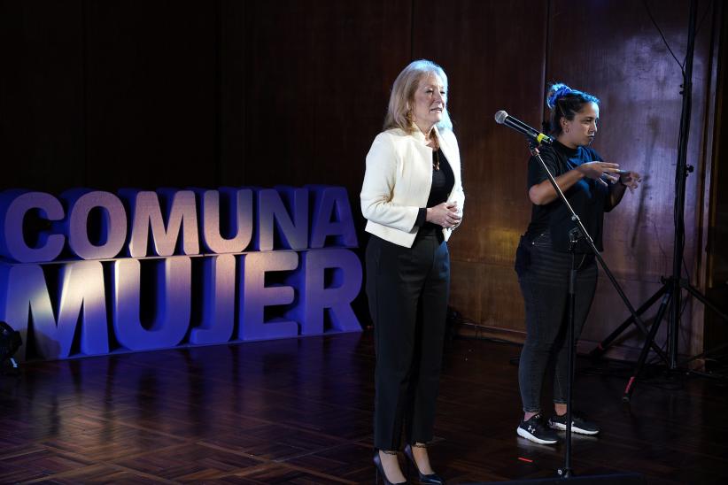 Conmemoración de los 25 años de Comuna Mujer en la Sala Ernesto de los Campos