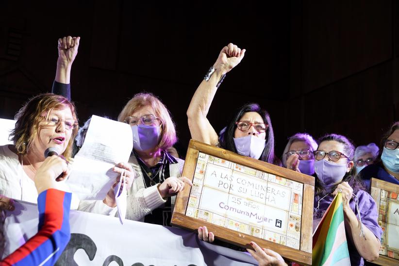 Conmemoración de los 25 años de Comuna Mujer en la Sala Ernesto de los Campos