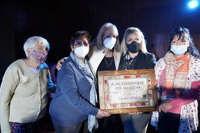 Conmemoración de los 25 años de Comuna Mujer en la Sala Ernesto de los Campos