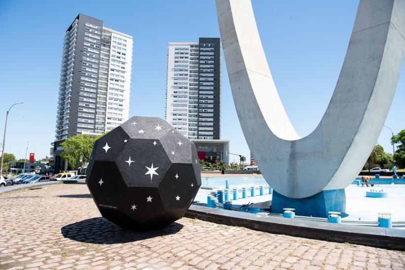 Pelotas de Conmebol en el Monumento a Luis Batlle Berres