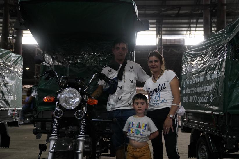 Entrega de motocarros a clasificadores