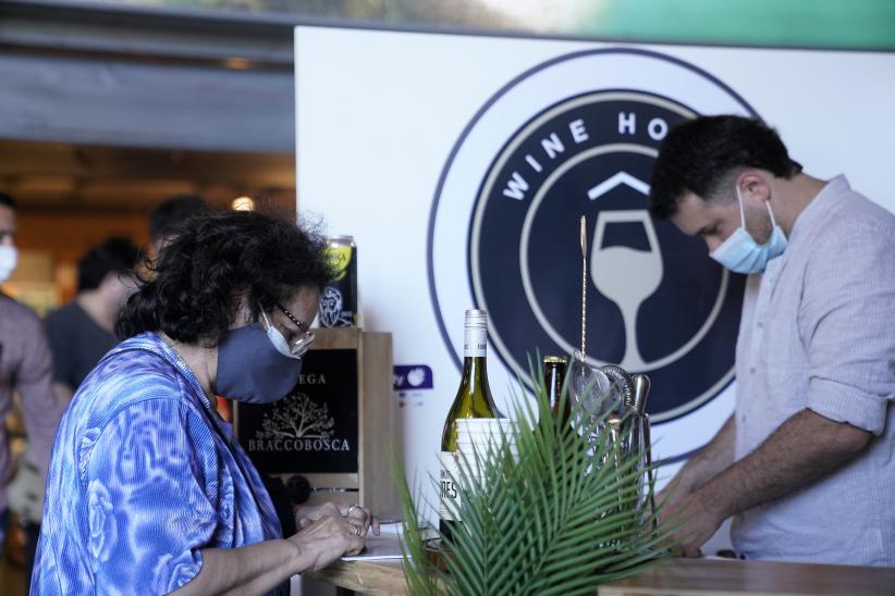 Recorrida por el Mercado del Vino en el Mercado Agrícola de Montevideo