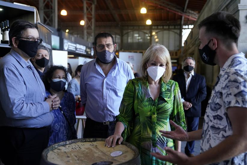 Recorrida por el Mercado del Vino en el Mercado Agrícola de Montevideo