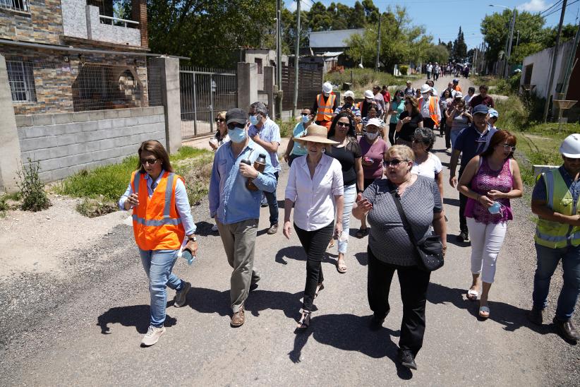 Recorrida de la Intendenta Carolina Cosse por obras del Plan ABC en el barrio Capra 2