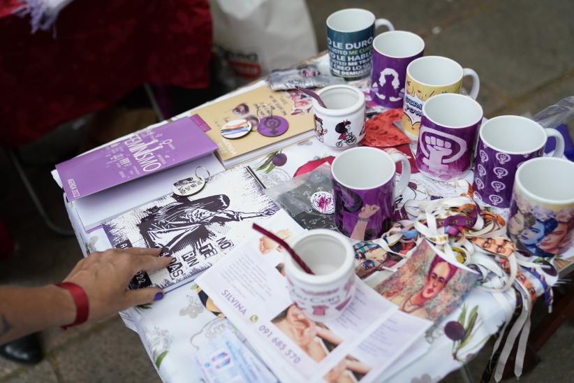 Visita de la Intendenta Carolina Cosse a feria feminista y solidaria en la Plaza de Cagancha