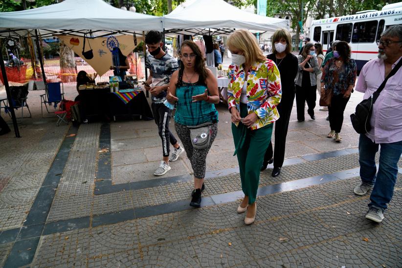 Visita de la Intendenta Carolina Cosse a feria feminista y solidaria en la Plaza de Cagancha