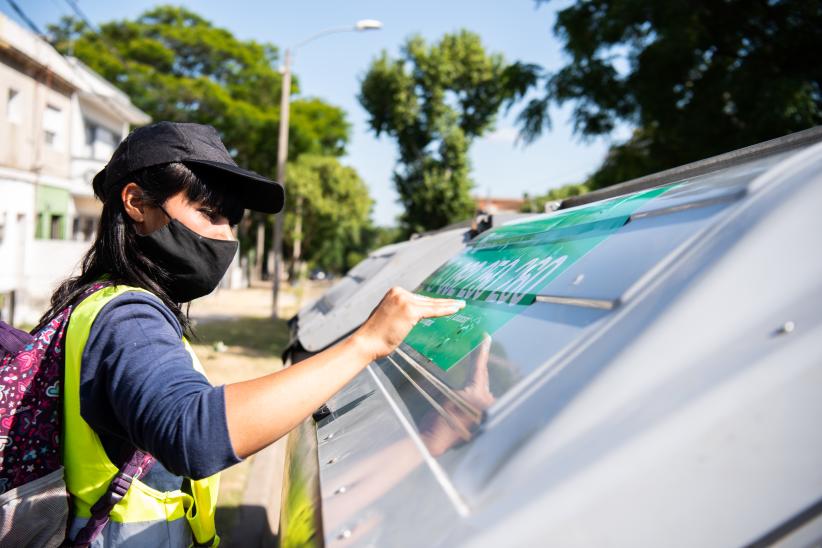 Ploteo de contenedores en el marco del programa Montevideo más verde en línea