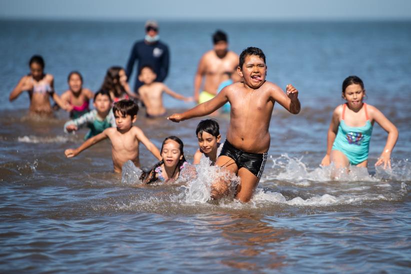 Actividades deportivas y recreativas en playa Ramírez en el marco del Programa Verano