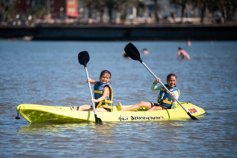 Actividades deportivas y recreativas en playa Ramírez en el marco del Programa Verano