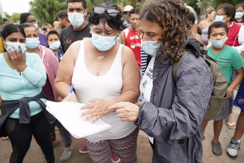 Donación de colchones y elementos de limpieza en el asentamiento Los Milagros para familias damnificadas por las inundaciones 