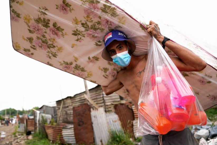 Donación de colchones y elementos de limpieza en el asentamiento Santa Teresa para familias damnificadas por las inundaciones 