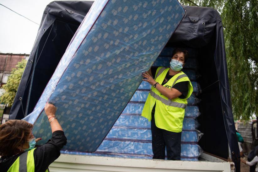 Donación de colchones en barrio Aquiles Lanza en apoyo a las familias damnificadas por las inundaciones