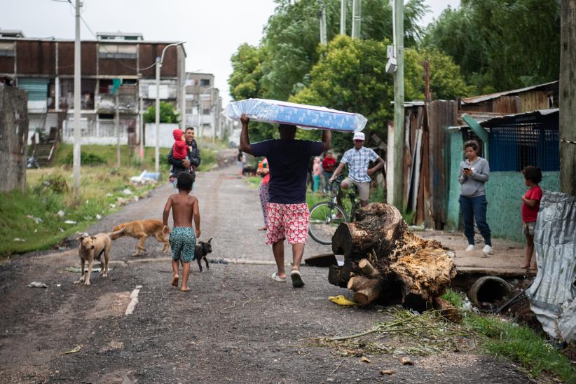 Donación de colchones en barrio Aquiles Lanza en apoyo a las familias damnificadas por las inundaciones