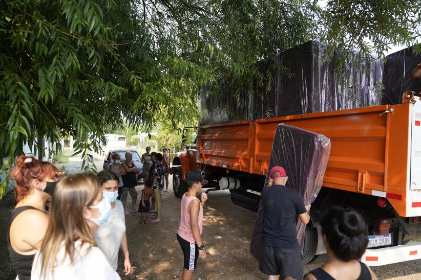 Donación de colchones y kits de limpieza en barrio El Monarca para familias damnificadas por las inundaciones