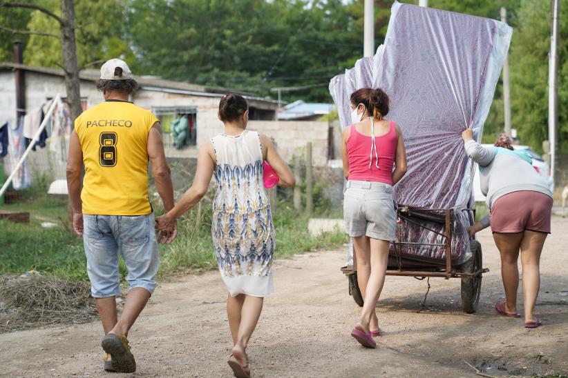 Donación de colchones y kits de limpieza en barrio El Monarca para familias damnificadas por las inundaciones