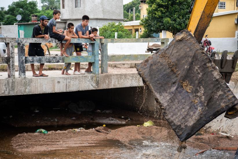 Intervención del servicio de Mantenimiento de Cuerpos de Agua en calle Burdeos esquina Calle 20