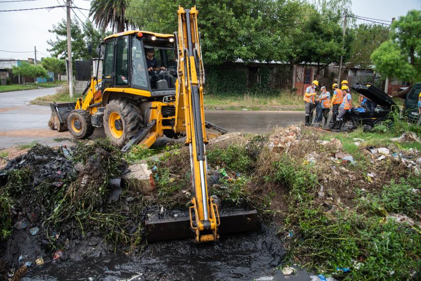 Intervención del servicio de Mantenimiento de Cuerpos de Agua en Cno. Domingo Arena esquina Santa Rosa