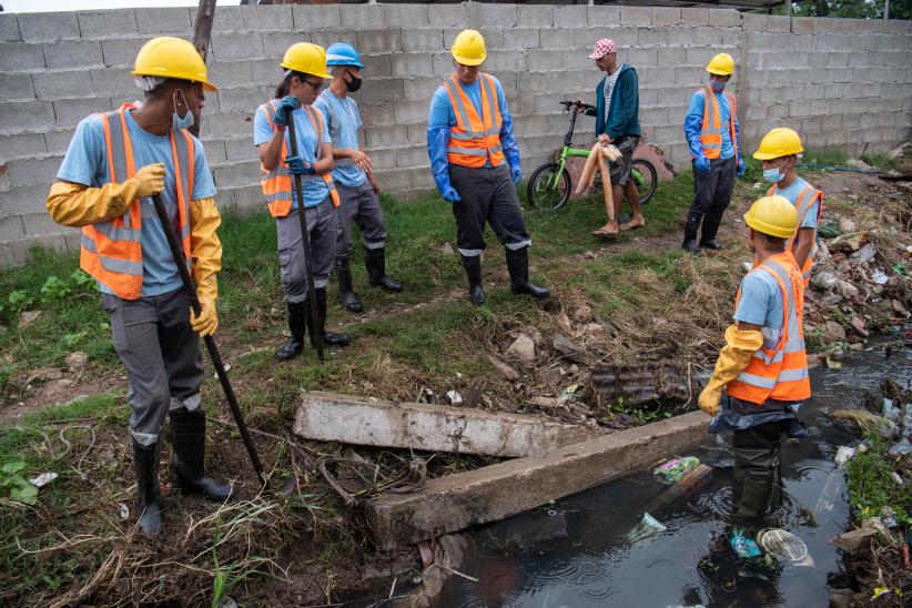 Intervención del servicio de Mantenimiento de Cuerpos de Agua en Cno. Domingo Arena esquina Santa Rosa