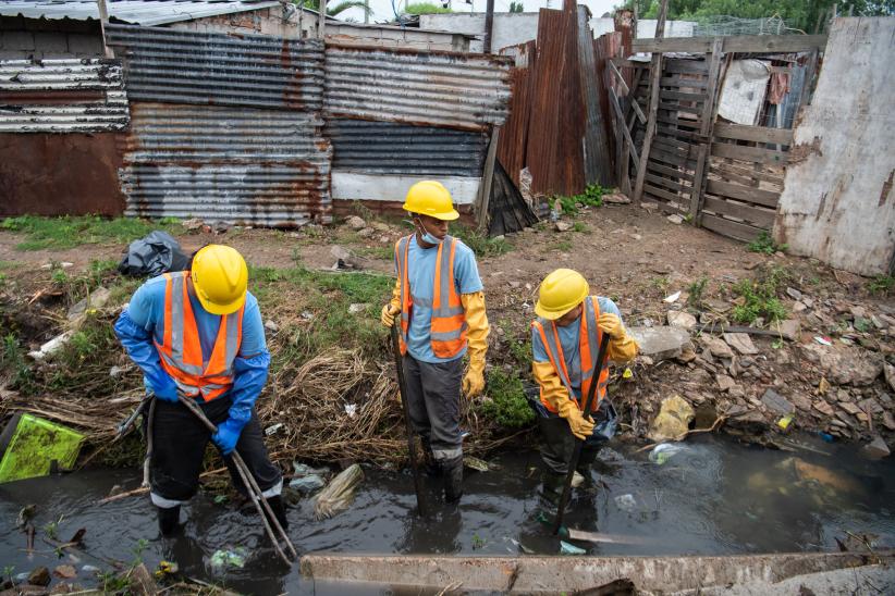 Intervención del servicio de Mantenimiento de Cuerpos de Agua en Cno. Domingo Arena esquina Santa Rosa