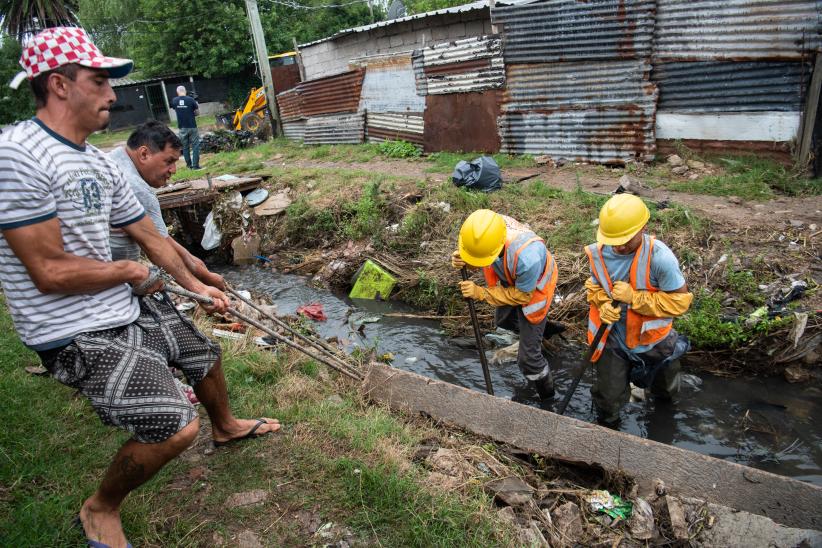 Intervención del servicio de Mantenimiento de Cuerpos de Agua en Cno. Domingo Arena esquina Santa Rosa