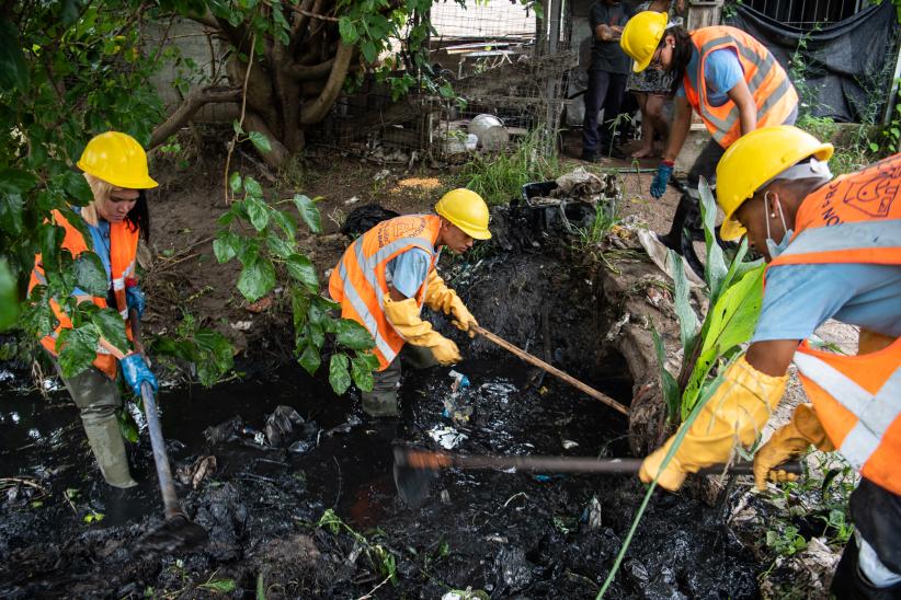 Intervención del servicio de Mantenimiento de Cuerpos de Agua en Cno. Domingo Arena esquina Santa Rosa