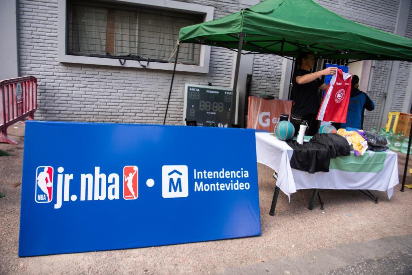 Entrega de camisetas del Torneo Jr. NBA en el Estadio Centenario