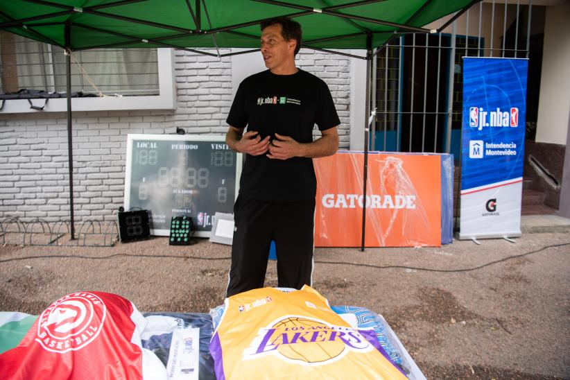 Entrega de camisetas del Torneo Jr. NBA en el Estadio Centenario