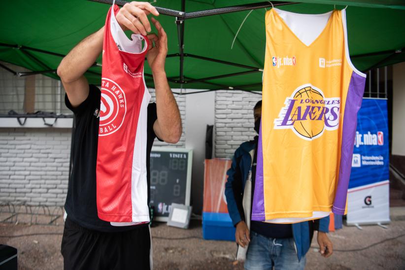 Entrega de camisetas del Torneo Jr. NBA en el Estadio Centenario