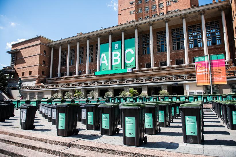 Lanzamiento del programa “Reciclando Barrio a Barrio” en la explanada de la Intendencia de Montevideo