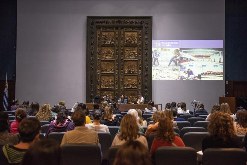 Presentación del Sistema de Cuidados de Bogotá, Colombia en el Salón Azul de la Intendencia de Montevideo