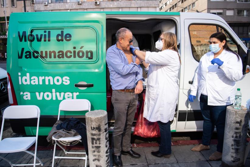 Jornada de vacunación contra la gripe en la explanada de la Intendencia de Montevideo