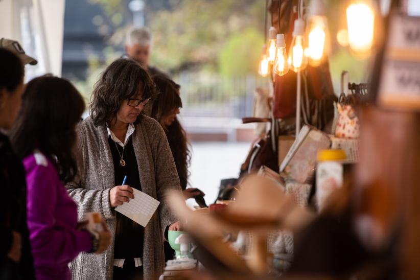 Feria de emprendimientos "Un regalo para mamá" en la explanada de la Intendencia