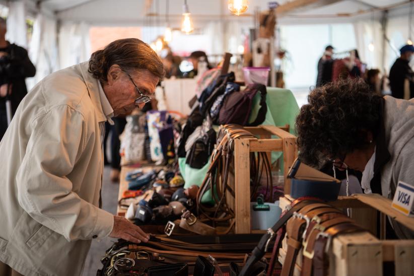 Feria de emprendimientos "Un regalo para mamá" en la explanada de la Intendencia