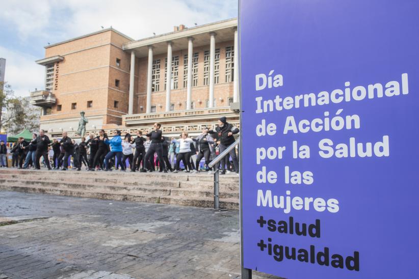 Día Internacional de Acción por la Salud de las Mujeres en la explanada de la Intendencia