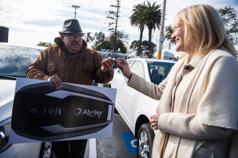 Presentación de nuevos taxis eléctricos en el Intercambiador Belloni