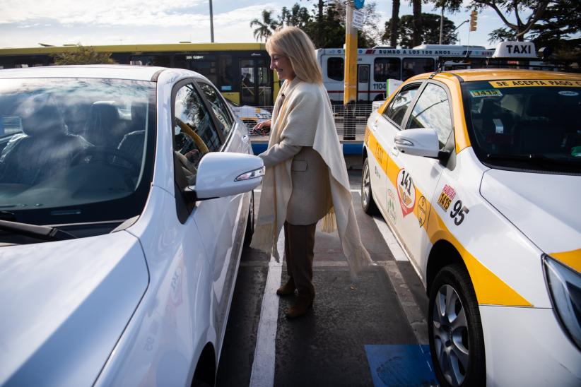 Presentación de nuevos taxis eléctricos en el Intercambiador Belloni