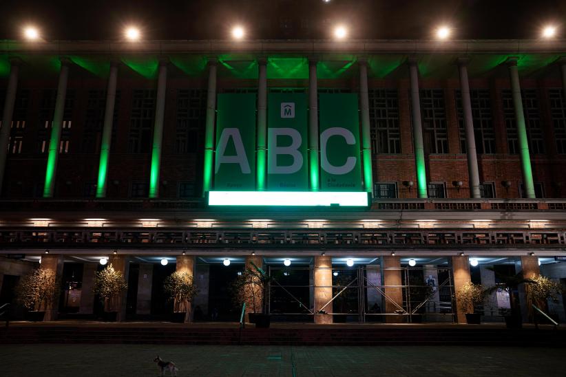 Intendencia de Montevideo iluminada en el marco del Mes del Medio Ambiente 