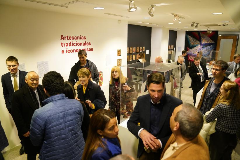 Inauguración de exposición de objetos de artesanía tradicional rusa e íconos ortodoxos en el MuHAr