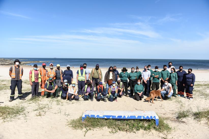 Jornada de limpieza en playa Santa Catalina en el marco del Día de la Tierra