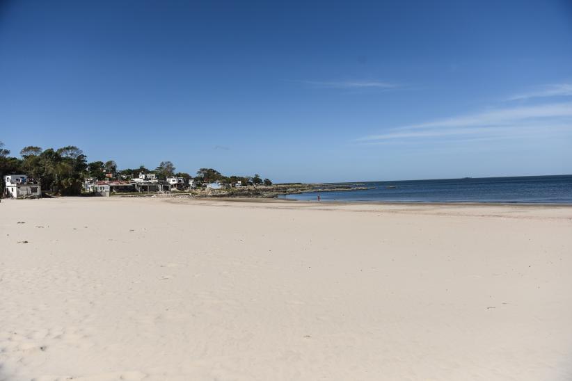 Jornada de limpieza en playa Santa Catalina en el marco del Día de la Tierra