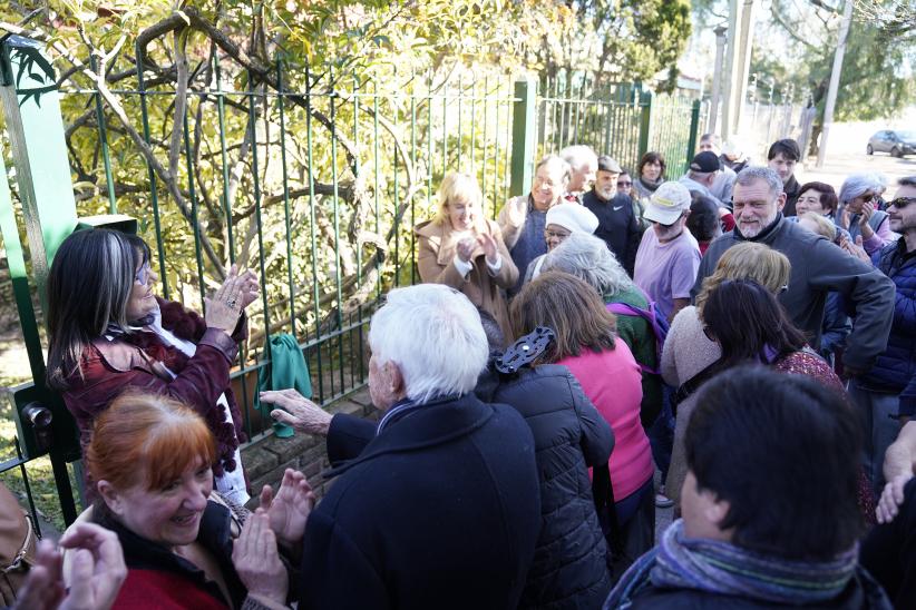 Instalación de placa en homenaje a Eduardo Galeano en el barrio Malvín