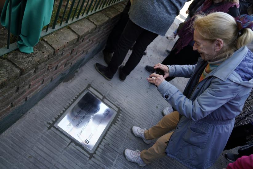 Instalación de placa en homenaje a Eduardo Galeano en el barrio Malvín