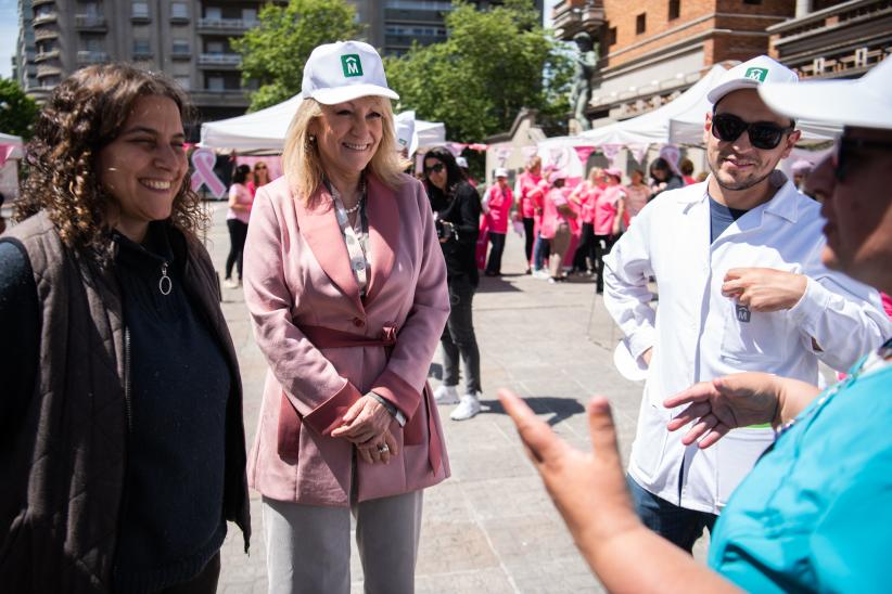 Actividad en la explanada de la Intendencia de Montevideo por campaña de prevención del cáncer de mama, 12 de octubre de 2022