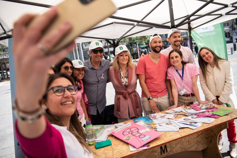 Actividad en la explanada de la Intendencia de Montevideo por campaña de prevención del cáncer de mama, 12 de octubre de 2022