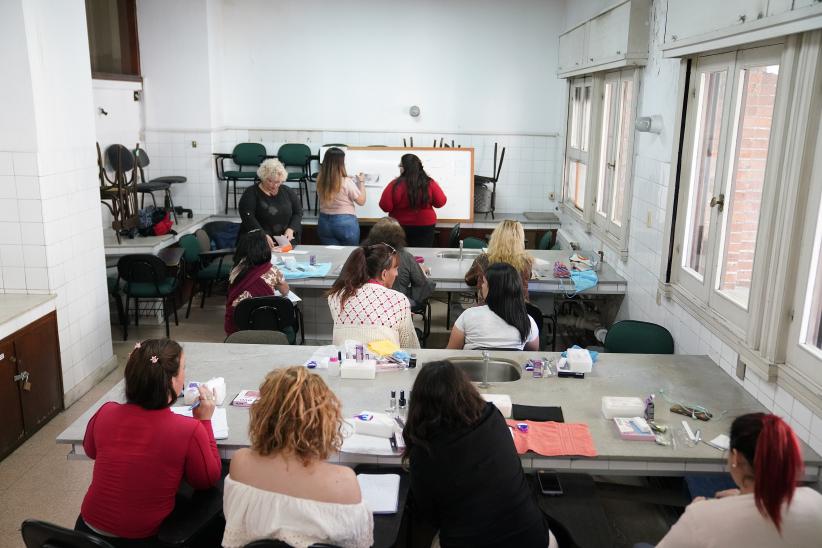 Capacitación de manicura tradicional y esmaltado de uñas