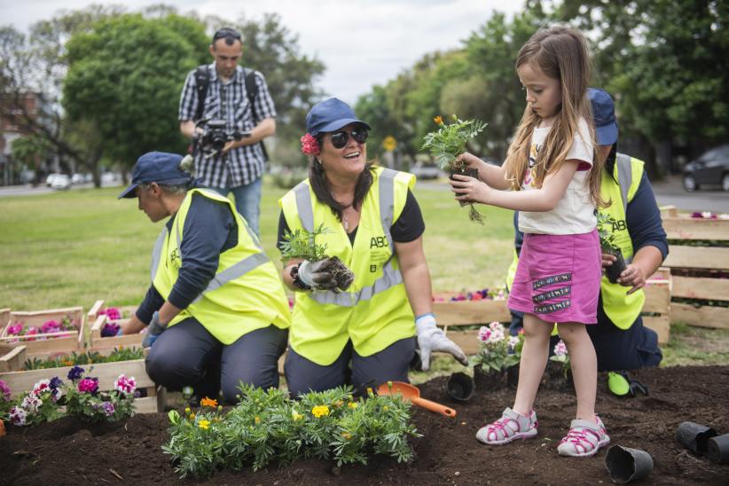 Plantación de árboles en canteros de Concepción del Uruguay por el Día de las Plazas